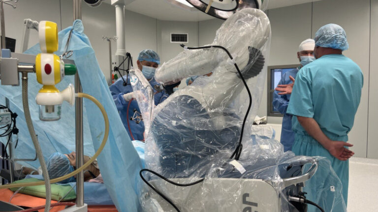 Робота-хирурга впервые подключили к операции в Астане