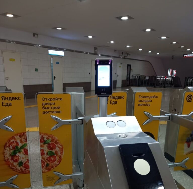 В алматинском метро ввели оплату проезда по биометрии