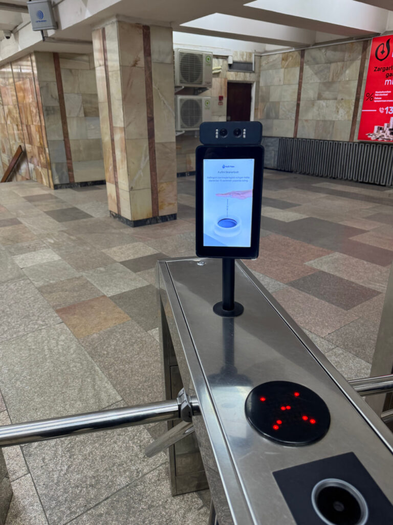 Узбекистан первым в СНГ внедрил систему оплаты с помощью MyID Palm в метрополитене