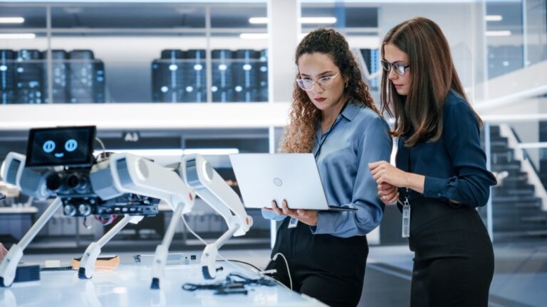 Women in Tech CCA Awards и AWS She Builds Mentorship Program: актуальные возможности для женщин в tech