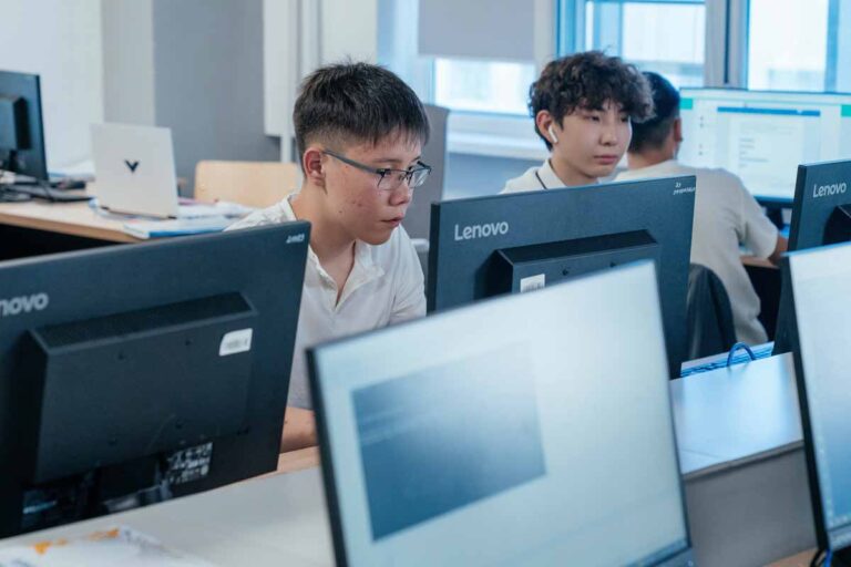 Где учиться, чтобы попасть в Big Tech — программы и возможности Digital College