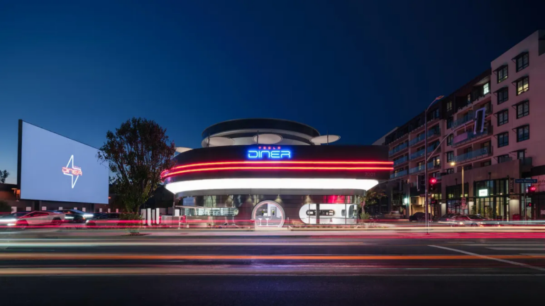 Tesla открыла Tesla Diner — уникальное кафе с зарядными станциями в Лос-Анджелесе