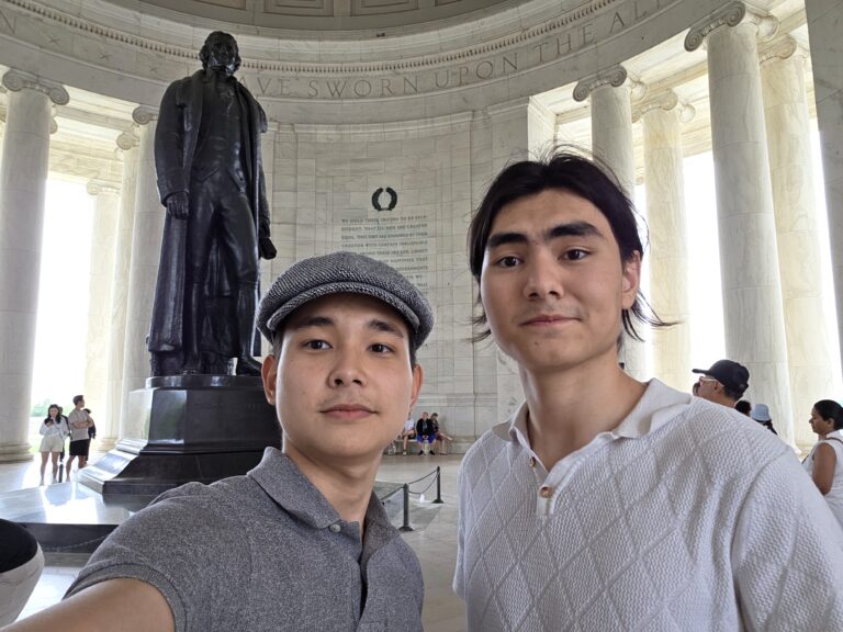 Подростки из Казахстана создали приложение, которое обогнало Duolingo