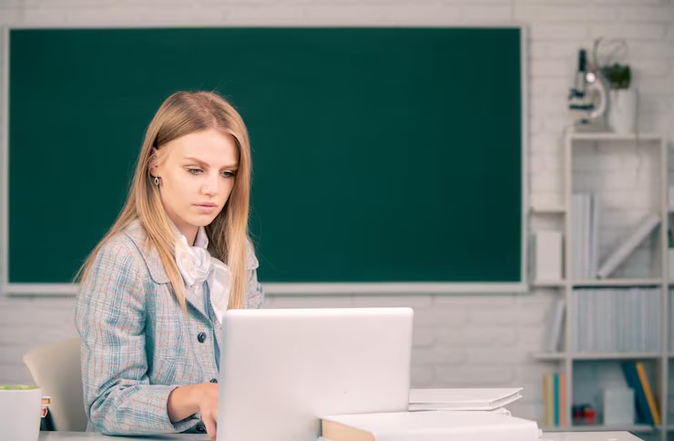 Мұғалімге арналған жасанды интеллект: презентациялар мен визуалды материалдарды жасауға көмектесетін 12 сервис