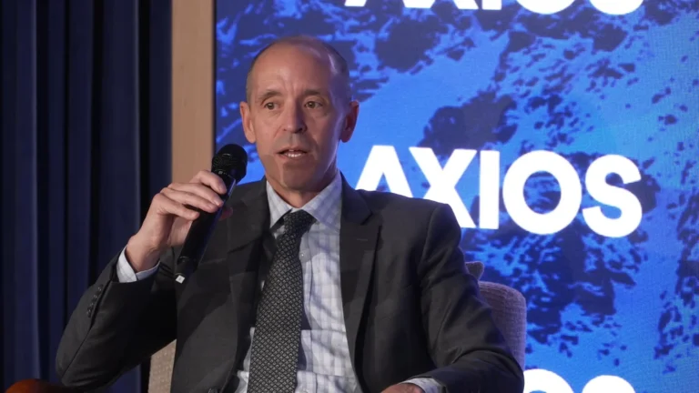 OpenAI готовится представить свое первое умное устройство в 2026 году