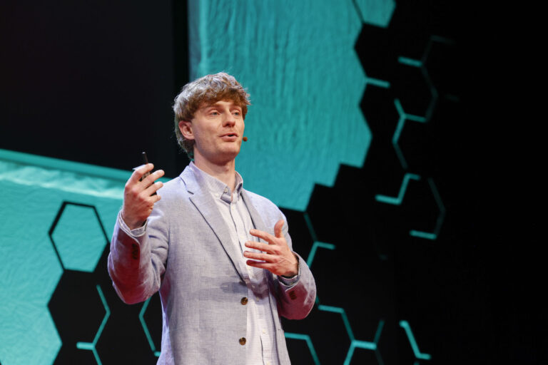 AI нового поколения: почему Recursive Superintelligence называют одной из самых амбициозных компаний года