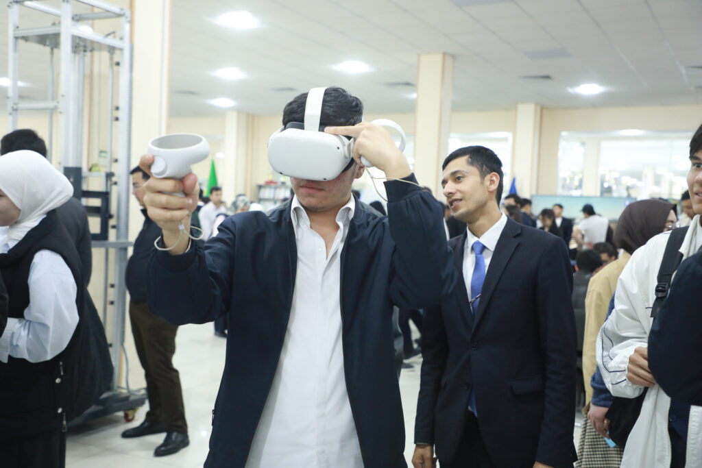 6 технологических проектов студентов Kimyo International University in Tashkent: от умного дома до ИИ для сельского хозяйства 2 19