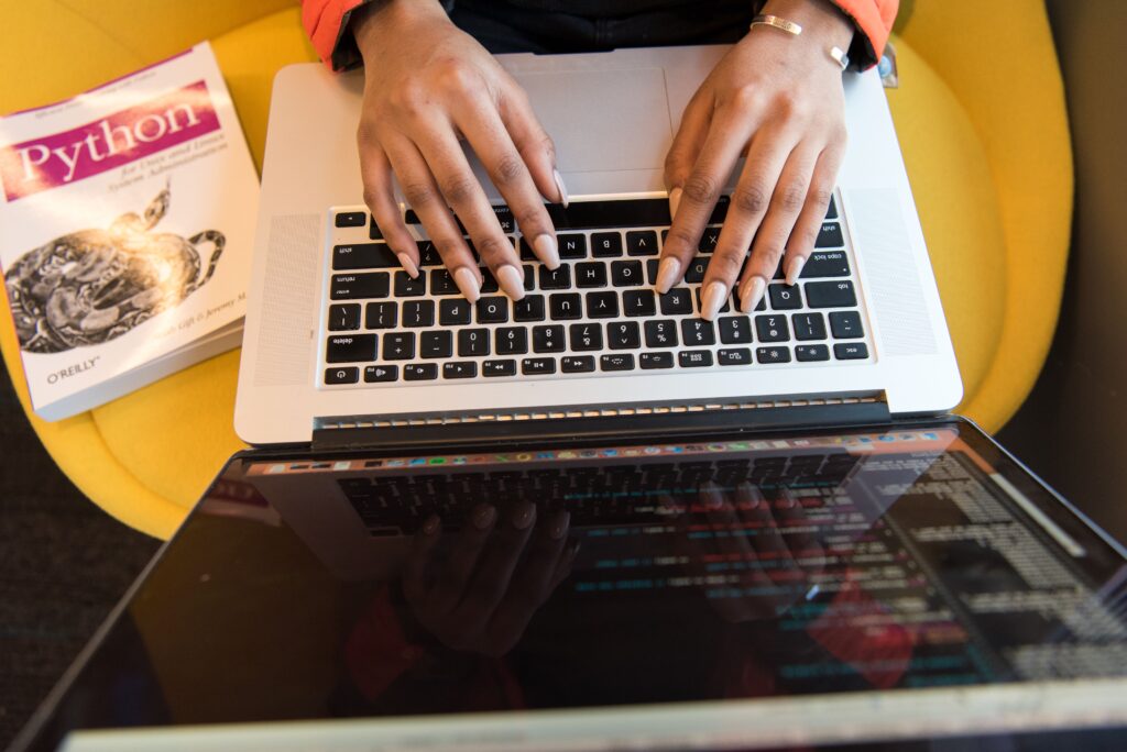 Python, JavaScript, AI: IT-ді нөлден үйренуге болатын тегін курстар 1 pexels divinetechygirl 1181281