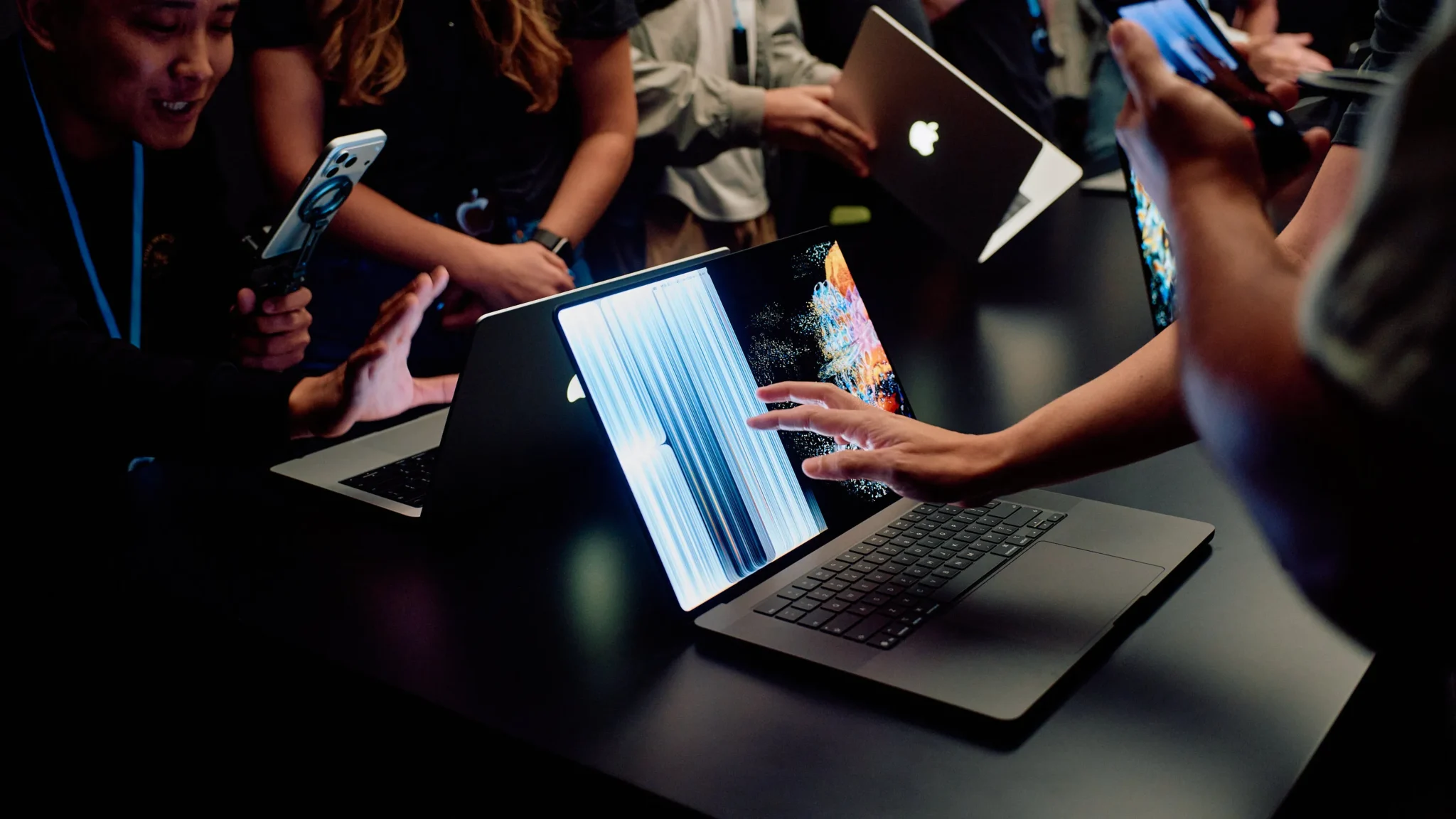 Apple представила новые MacBook Pro с сенсорным экраном 3 apple 1 lcgk videosixteenbynine3000