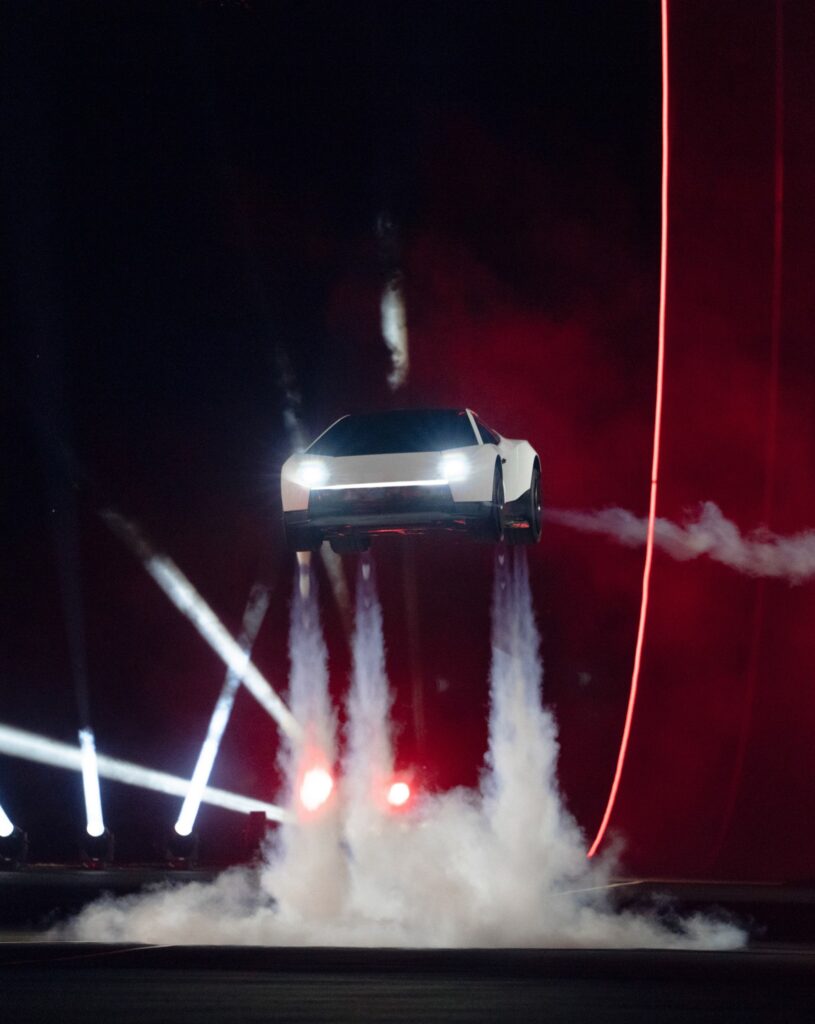 Tesla презентовала летающий электрокар Roadster 10 img 20261016 223403 114